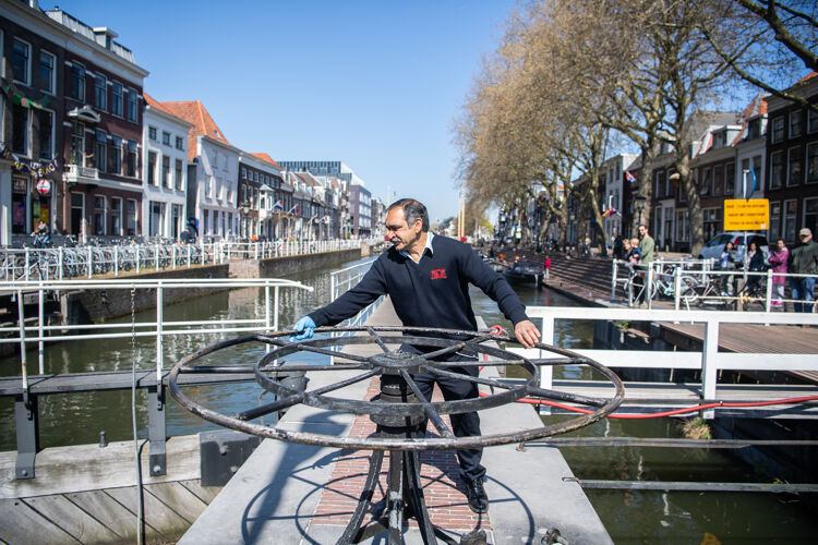 De sluiswachter van de Weerdsluis opent de sluis.